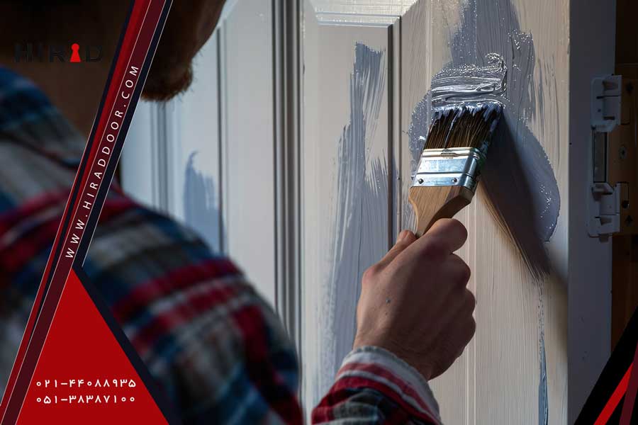 رنگ آمیزی درب چوبی برای ضد آب کردن درب